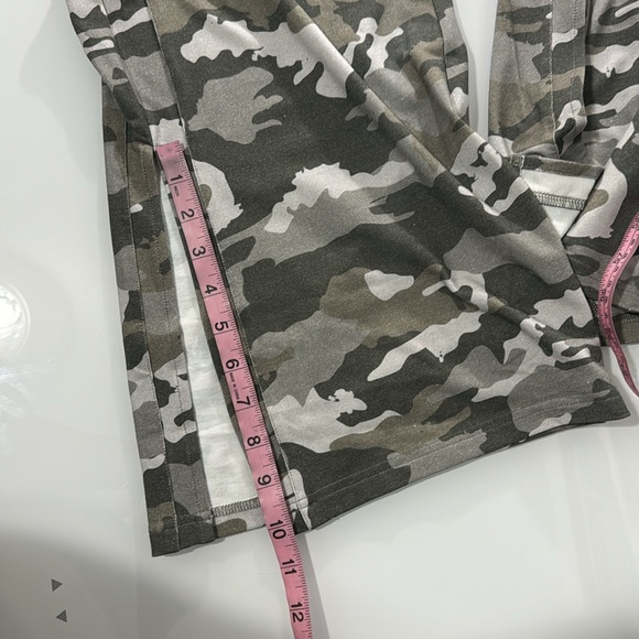 Chaser green camouflage flared leggings w/ side slit bottoms S - Picture 8 of 9